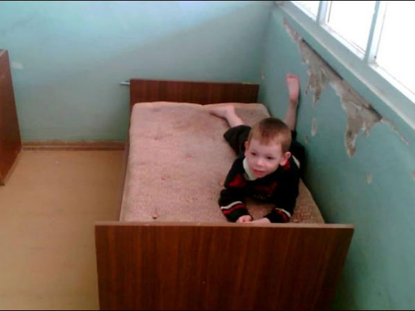 Поломанное детство. Сломанная кровать детская. Детский дом кровати на клеенке. Сломалась кровать в детском саду. Сломалась кровать детская.