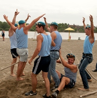 Десантники на пляже в день ВДВ